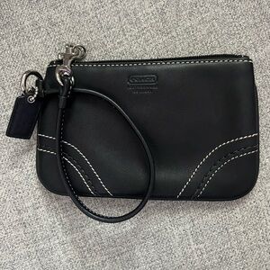 🆕 Coach black leatherware wristlet